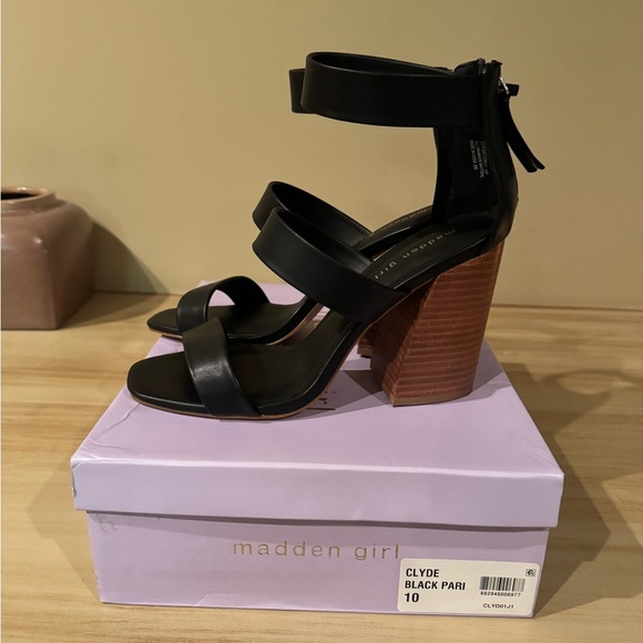 MADDEN GIRL Clyde City Sandals - Picture 6 of 13